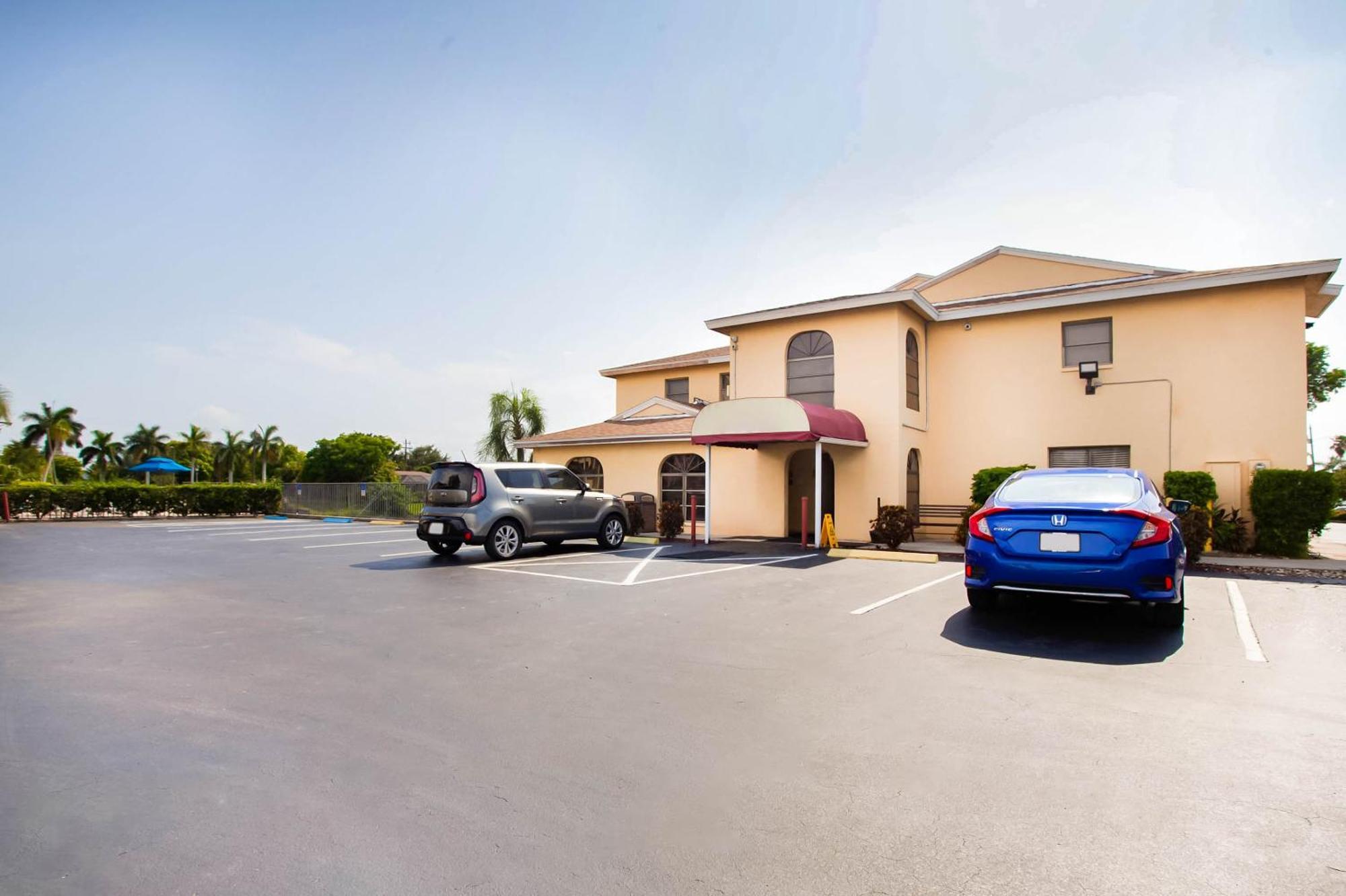 Oyo Waterfront Hotel- Cape Coral Fort Myers, Fl Екстер'єр фото